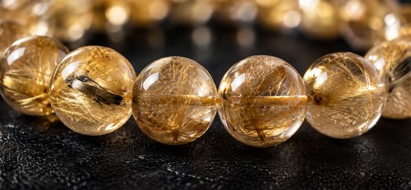 ルチルクォーツのビーズの拡大。金色の針が入っている